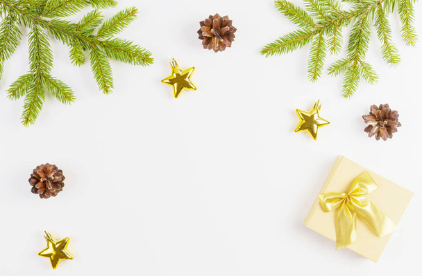 Yeşil çam ağacı dalı, Xmas hediye ve dekorasyon beyaz arka plan üzerinde Noel kompozisyonu. Üstten Görünüm, düz yatıyordu - Fotoğraf, Görsel