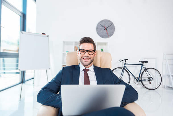 Бизнесмен использует ноутбук в офисе - Фото, изображение