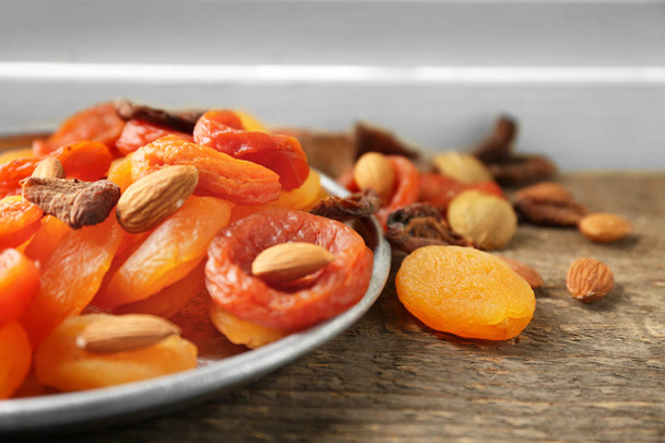 dried apricots and nuts - Foto, imagen