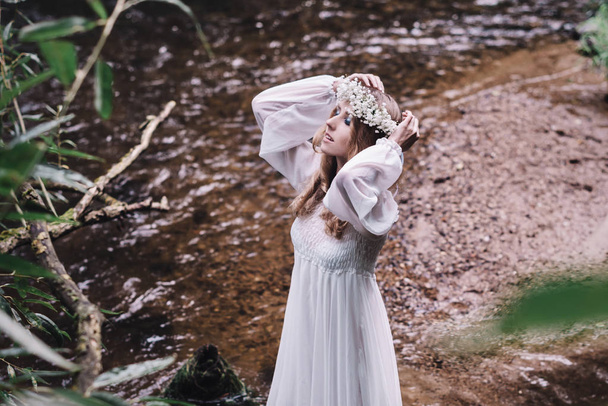 Bir Nehri yakınında beyaz elbiseli güzel kız. - Fotoğraf, Görsel