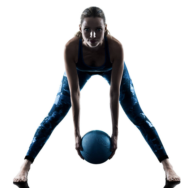 nő fitness gyógyszer labda gyakorlatok sziluett - Fotó, kép