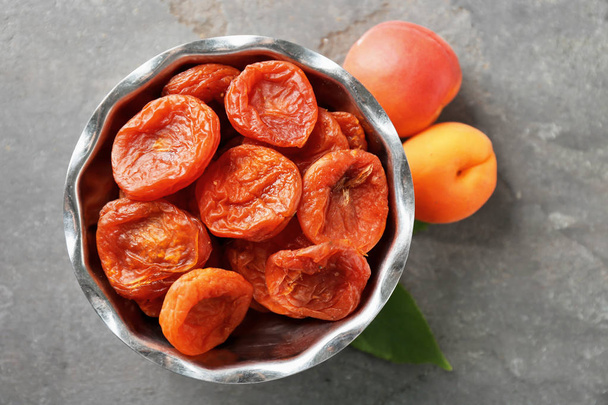 Dried apricots in bowl - Foto, imagen