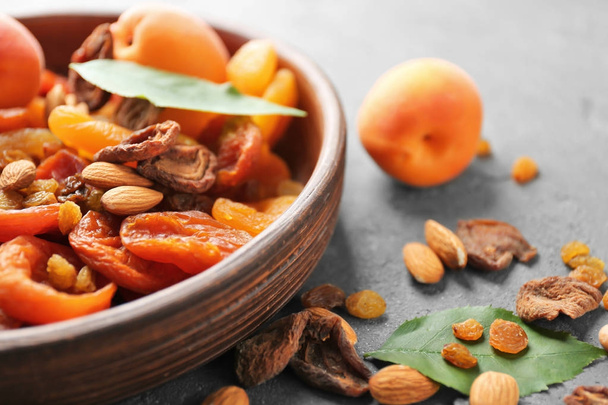 Dried apricots with nuts and raisins  - Foto, imagen