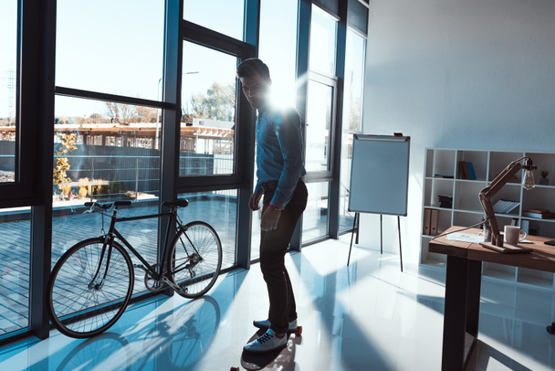 businessman on skateboard in office - Valokuva, kuva