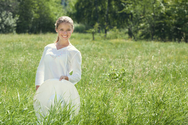 Mutlu genç kadının yaz yeşil çayır üzerinde. - Fotoğraf, Görsel