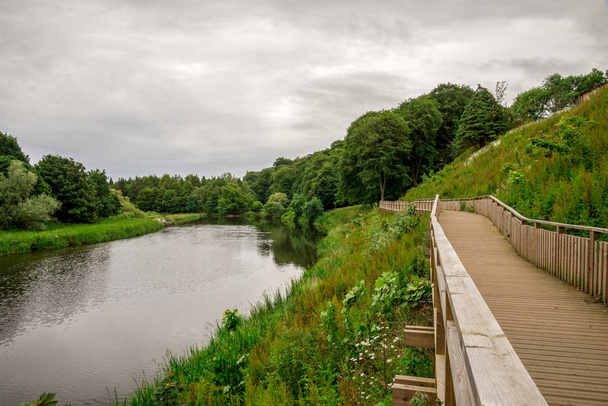 Houten voetpad langs de rivier Don in Seaton park, Aberdeen - Foto, afbeelding