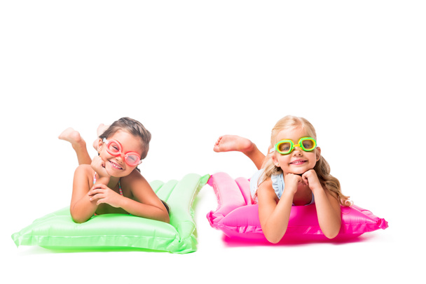 enfants heureux sur les matelas de natation
 - Photo, image