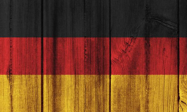 Bandera de Alemania pintada sobre pared de madera para fondo
 - Foto, imagen