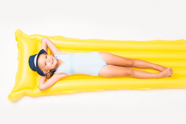 niño acostado en colchón de natación
 - Foto, Imagen