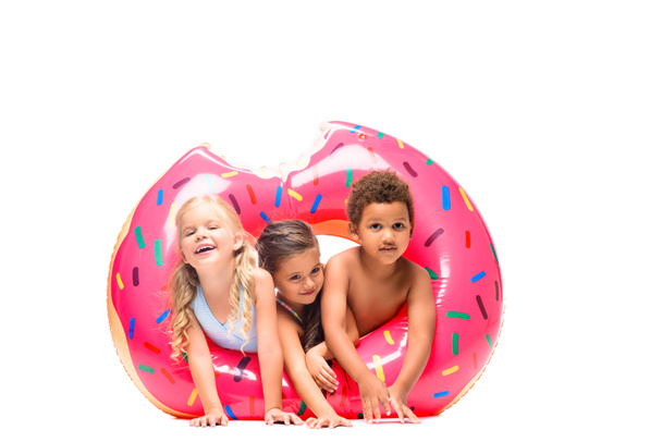enfants multiethniques avec tube de natation
   - Photo, image