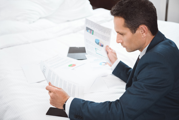 businessman reading paperwork  - Photo, Image