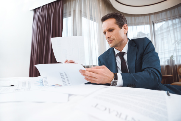 businessman reading paperwork - Фото, зображення