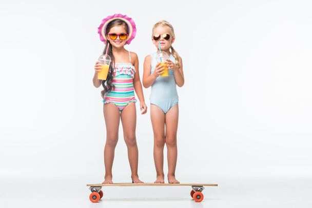 enfants avec skateboard et jus
 - Photo, image