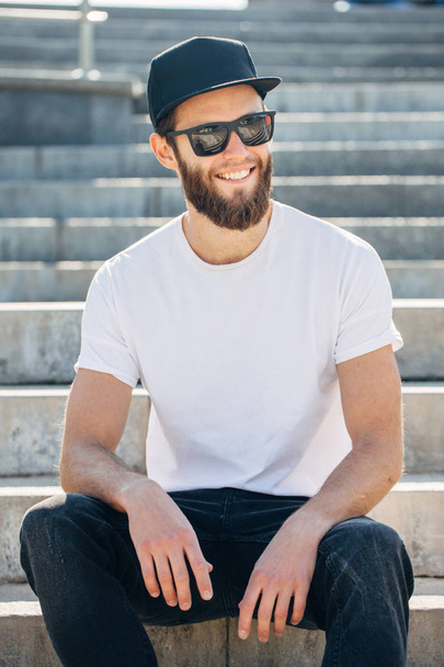 Hipster handsome male model with beard  wearing white blank  t-s - Foto, Imagem