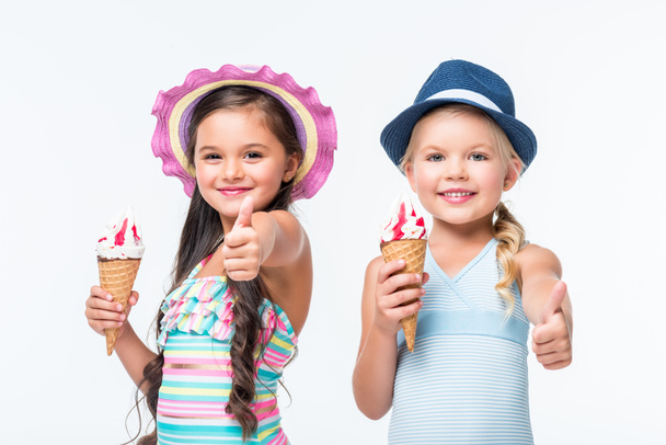 boldog gyerekek a fürdőruha fagylalttal - Fotó, kép
