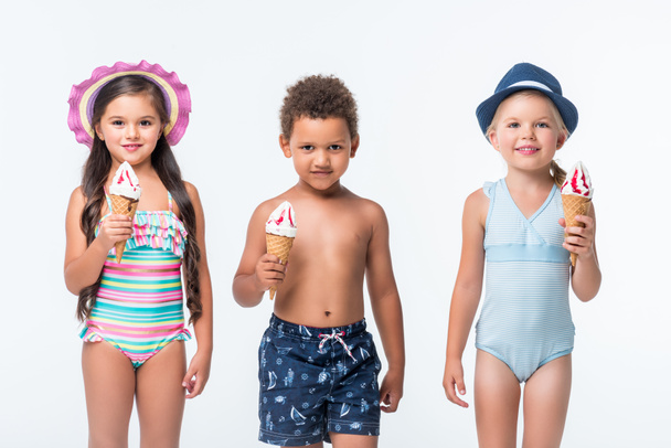 többnemzetiségű gyerek eszik fagylaltot  - Fotó, kép