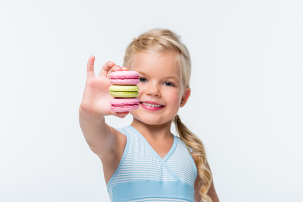 enfant heureux avec des macarons
 - Photo, image