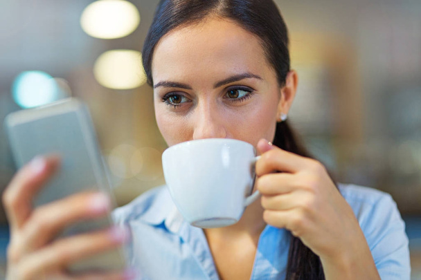 kobieta z kawy i inteligentny telefon - Zdjęcie, obraz