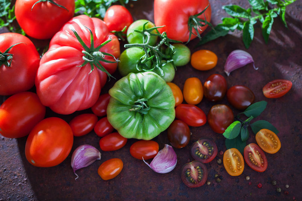 kokoelma ihania tomaatteja
  - Valokuva, kuva