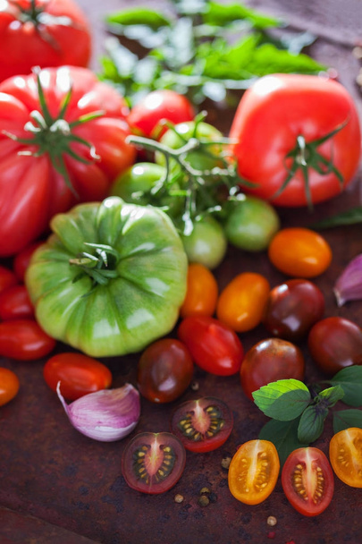 kokoelma ihania tomaatteja
  - Valokuva, kuva