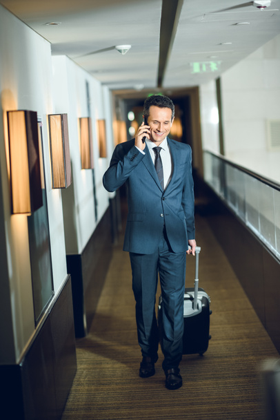 hombre de negocios en el hotel hablando por teléfono
 - Foto, imagen