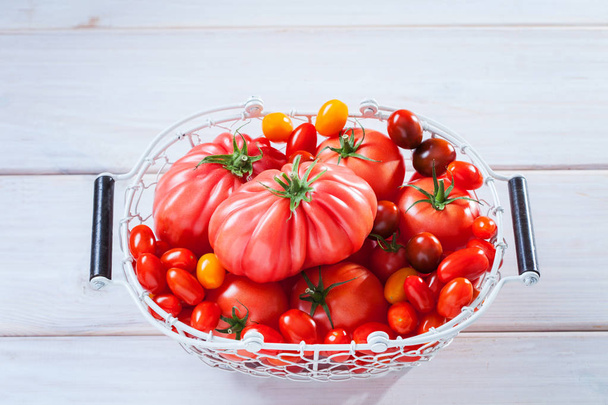 coleção de tomates encantadores em cesta
 - Foto, Imagem