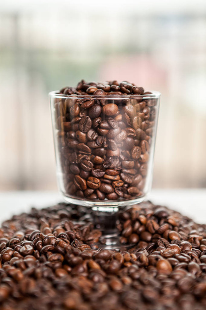 φλιτζάνι καφέ σε κόκκους καφέ - Φωτογραφία, εικόνα