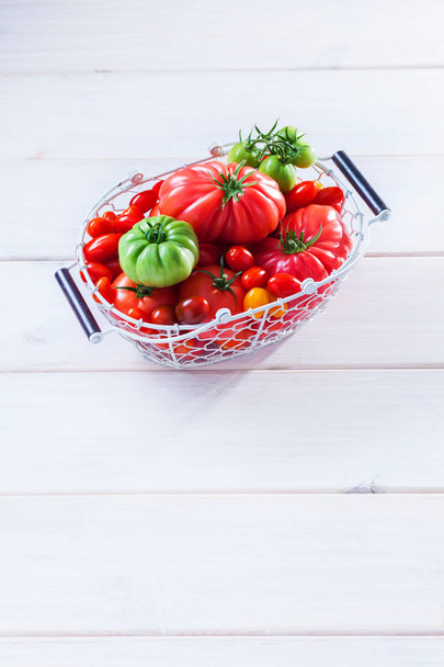 collection of lovely tomatoes in basket - Zdjęcie, obraz