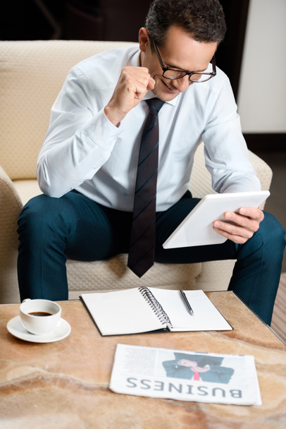 Businessman working with tablet - Photo, Image