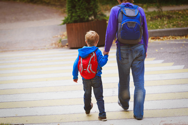 vader en zoon gaan naar school, onderwijs - Foto, afbeelding
