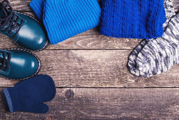 Herfst of winter outfit. Boy's mode kleding en accessoires op houten achtergrond. - Foto, afbeelding