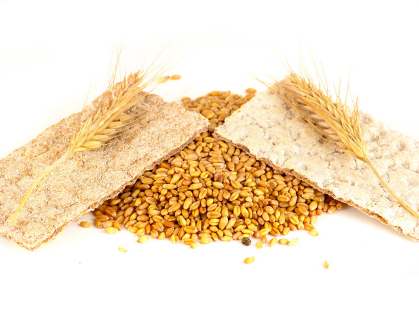 obilí suchary, sušenky a zrna pšenice na bílém pozadí - Fotografie, Obrázek