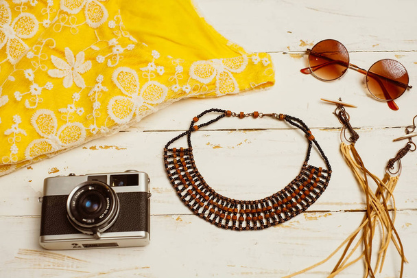 Flat lay of summer fashion camera, sunglasses and other girl accessories on white wooden background - Foto, afbeelding