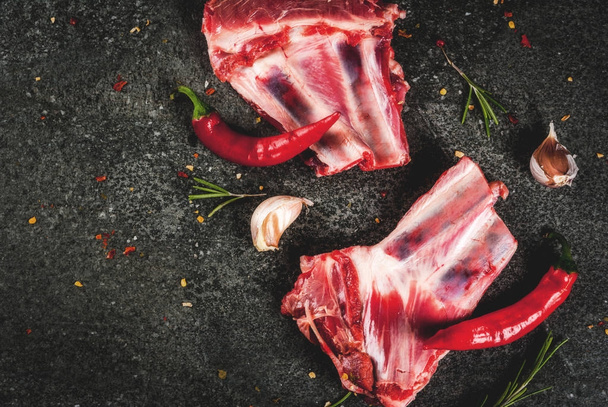 Сырое свежее мясо, сырая баранина или говяжьи ребрышки с острым перцем, чеснок
 - Фото, изображение