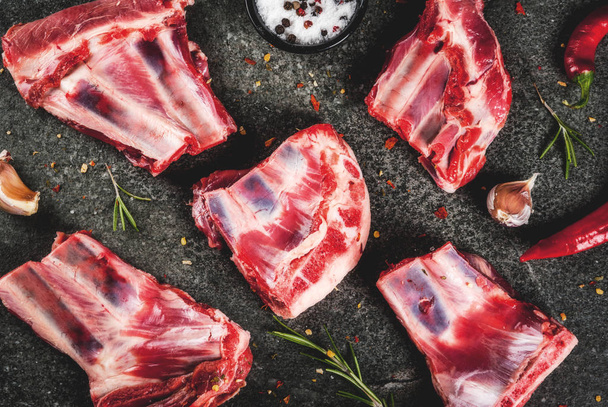 Raw fresh meat, uncooked lamb or beef ribs with hot pepper, garl - Foto, immagini