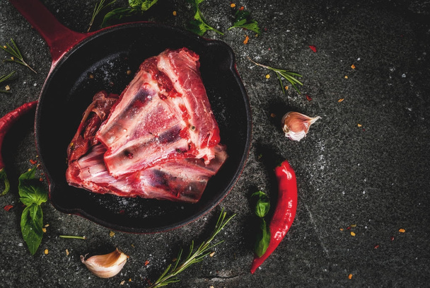 Carne fresca em bruto, borrego não cozido ou costelas de carne de bovino com pimenta, alho
 - Foto, Imagem