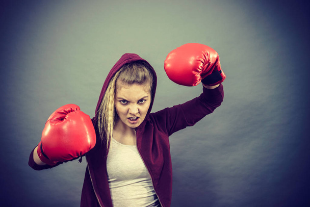 Angry woman wearing boxing gloves - Foto, Bild