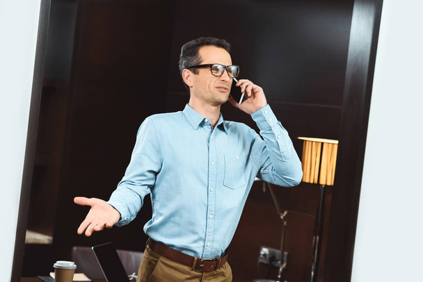businessman talking on phone - Foto, Bild