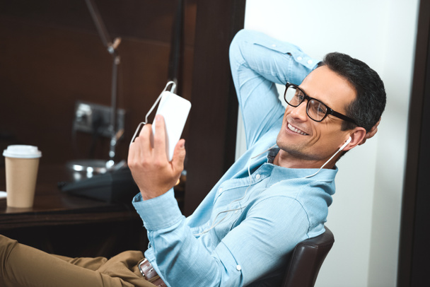 businessman reading from smartphone - Foto, Bild