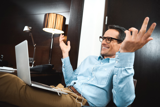 businessman in headphones using laptop - Foto, imagen