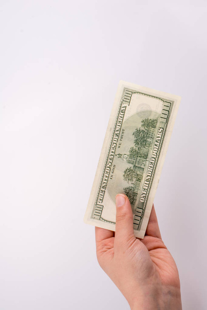 Ruce držící americké dolarové bankovky a Turksh Lira bankovky vedle sebe na bílém pozadí - Fotografie, Obrázek