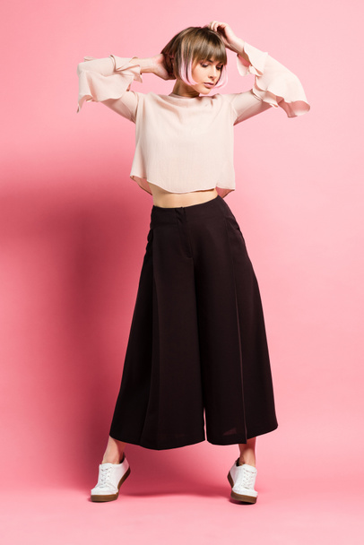 Mujer de moda con los brazos levantados
 - Foto, imagen