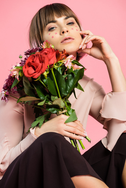 Fashionable woman posing with bouquet - Foto, afbeelding