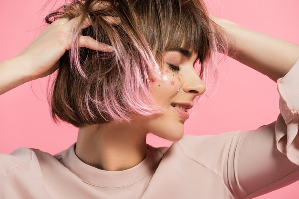 mujer con maquillaje de fiesta y cabello rosa
 - Foto, Imagen