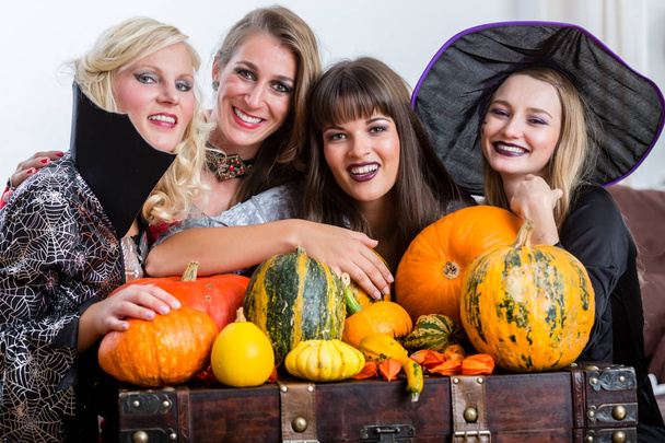 Cztery kobiety wesoły odprawiania Halloween razem podczas costum - Zdjęcie, obraz