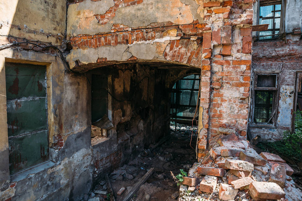 Ruinas de la antigua casa dañadas por el terremoto
 - Foto, Imagen