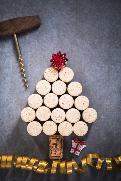 Árbol de Navidad hecho de corchos de vino natural
 - Foto, Imagen