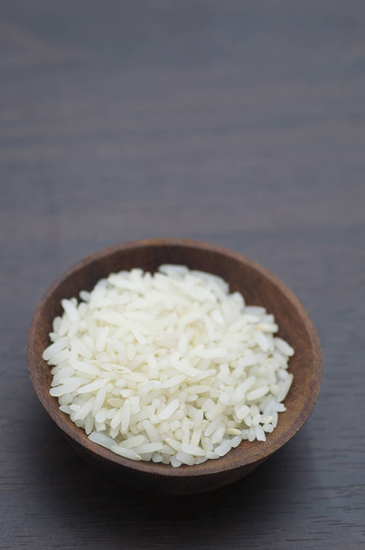 Тайский рис в миске на столе из темного дерева и копировальное пространство
 - Фото, изображение
