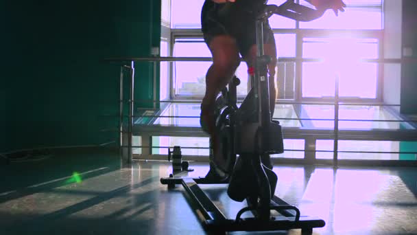 man training on bike  - Filmmaterial, Video