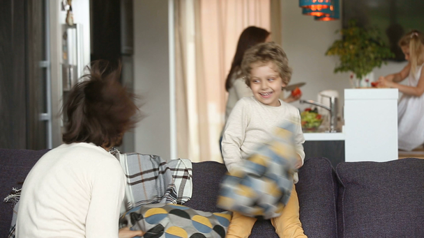 Szczęśliwa rodzina spędzanie czasu z małymi dziećmi w domu concept - Materiał filmowy, wideo